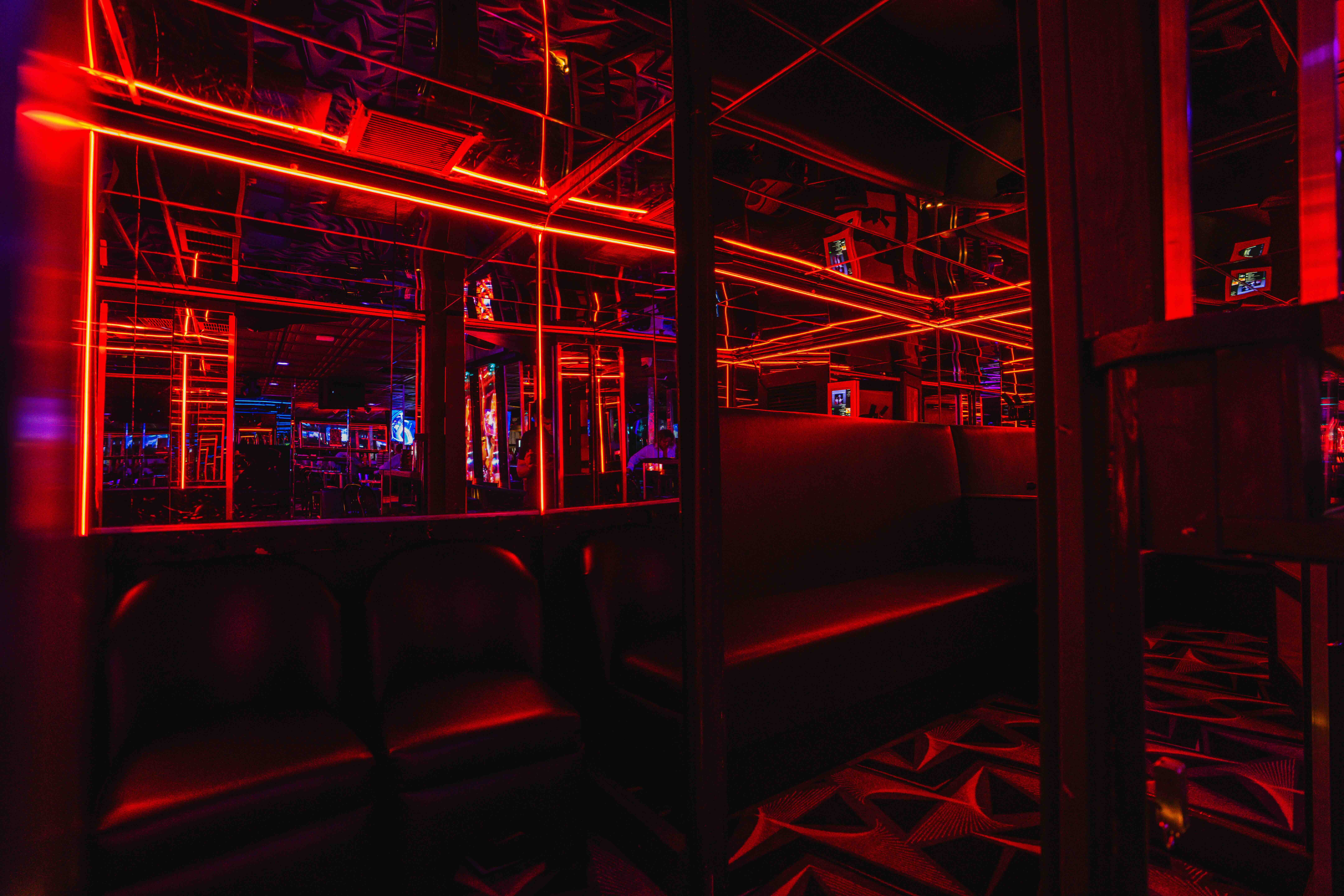 Mons Venus nightclub atmosphere
